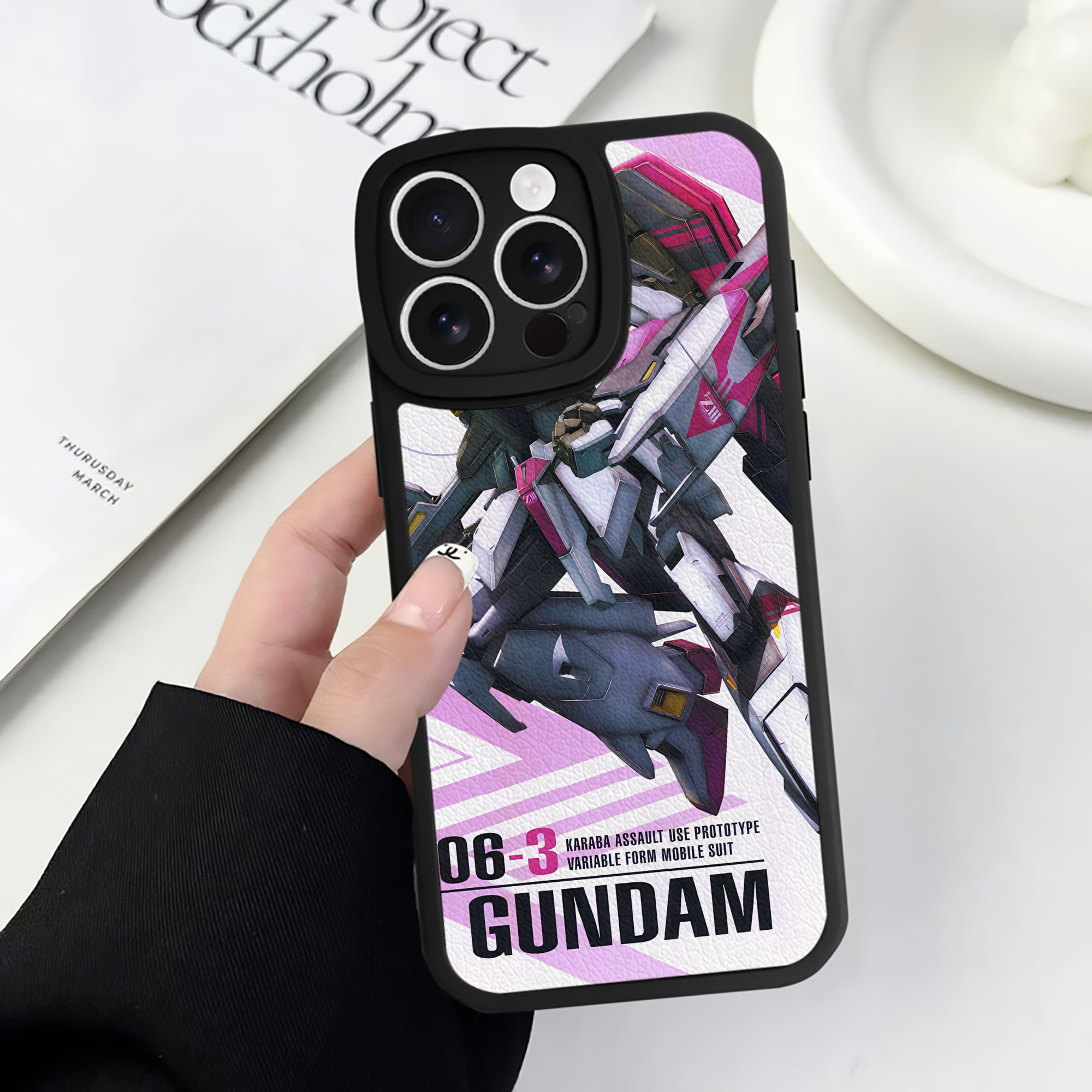 （画像用） 機動戦士ガンダム Mobile Suit Gundam 【iPhone 16シリーズ対応】シリコンスマホケース（レザー調） 材質：シリコン